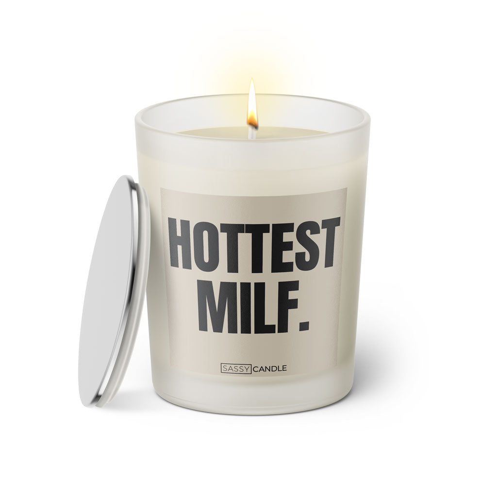 Duftkerze mit Spruch: Hottest MILF. Farbe beige und schwarz von Sassy Candle.