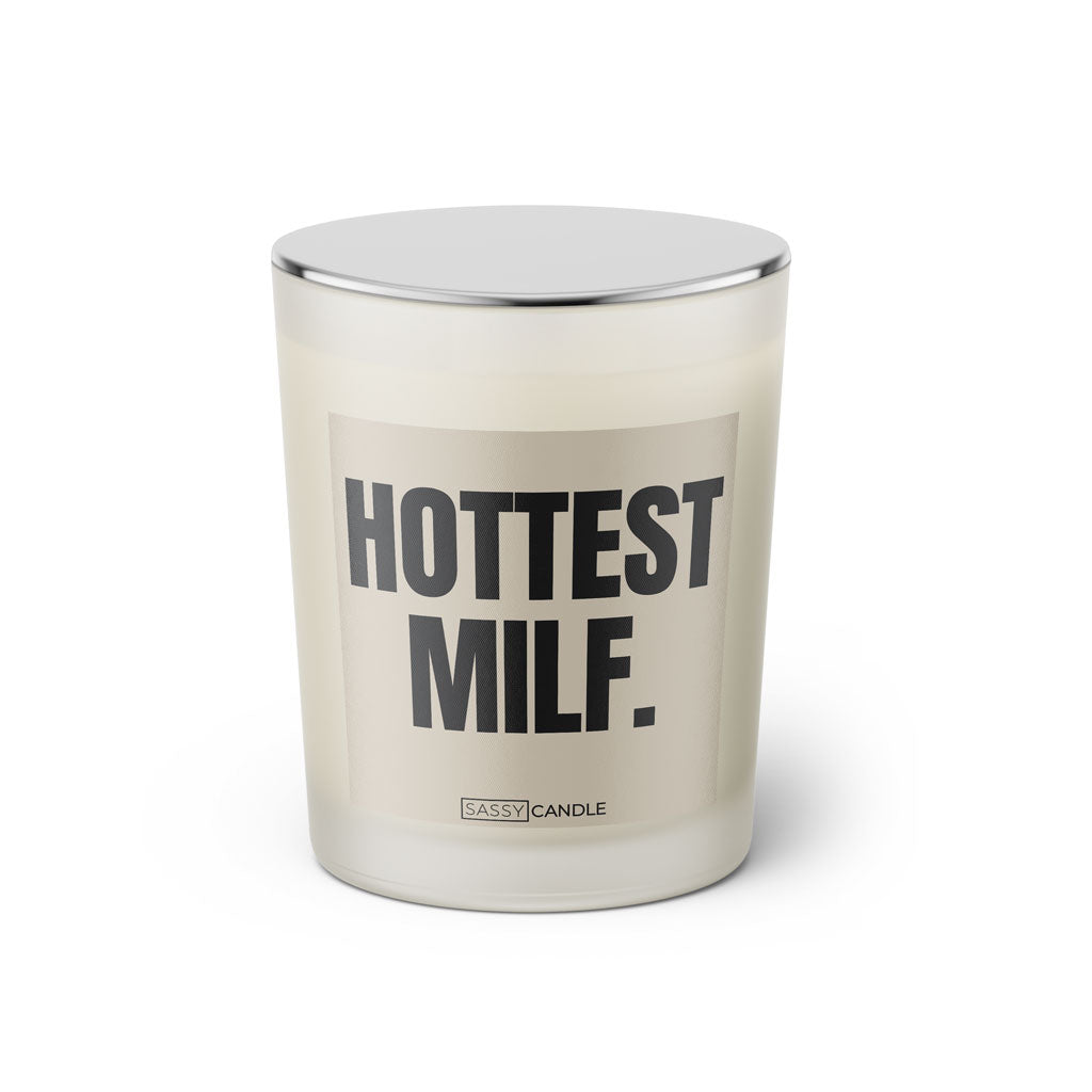 Duftkerze mit Spruch: Hottest MILF. Farbe beige und schwarz von Sassy Candle.