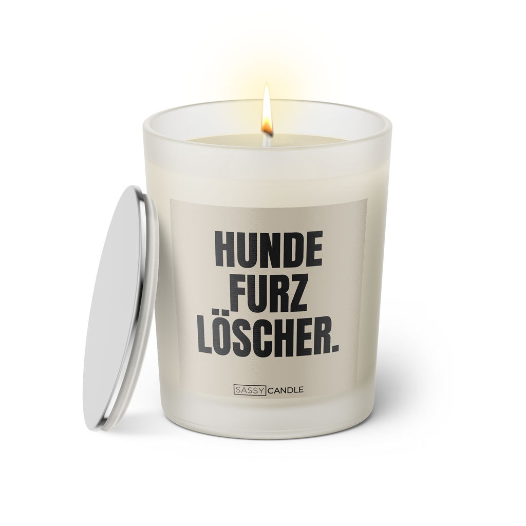 Duftkerze mit witzigem Spruch: Hundefurzlöscher. Farbe beige und schwarze Schrift. Kerzenglas mit silbernem Deckel von SassyCandle.