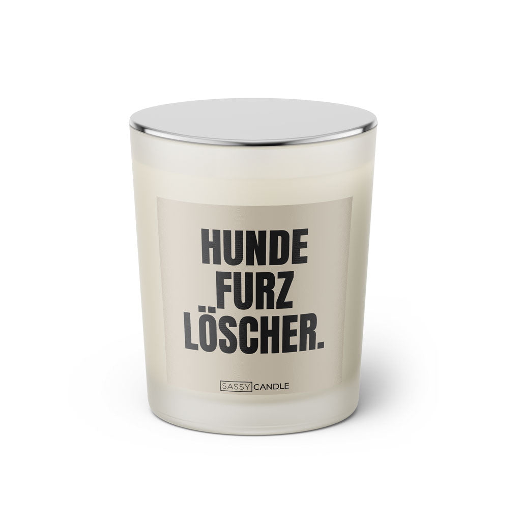 Duftkerze mit witzigem Spruch: Hundefurzlöscher. Farbe beige und schwarze Schrift. Kerzenglas mit silbernem geschlossenem Deckel von SassyCandle.