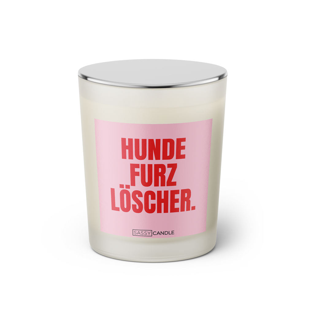 Duftkerze mit witzigem Spruch: Hundefurzlöscher. Farbe rosa und pinke Schrift. Kerzenglas mit silbernem geschlossenem Deckel von SassyCandle.