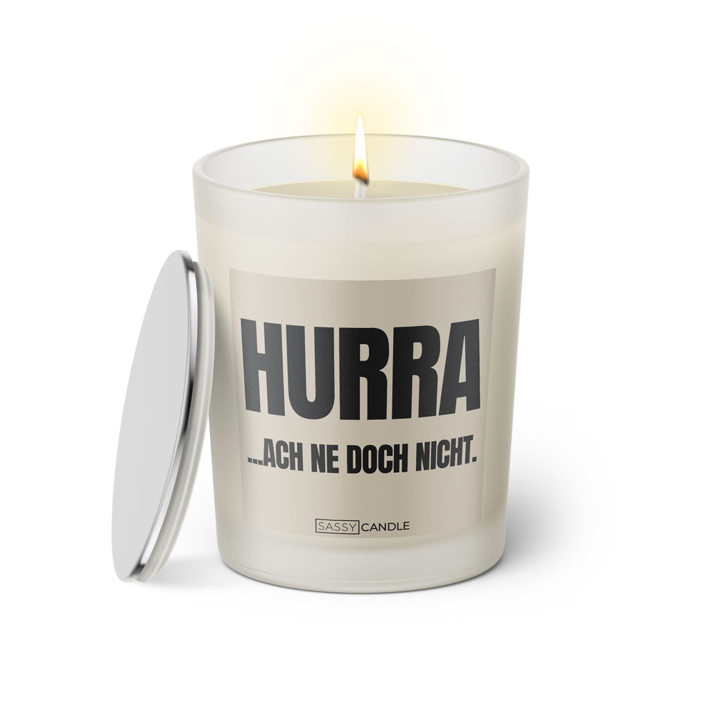 Duftkerze mit Spruch: HURRA... ach ne doch nicht. Farbe beige und schwarz von Sassy Candle.