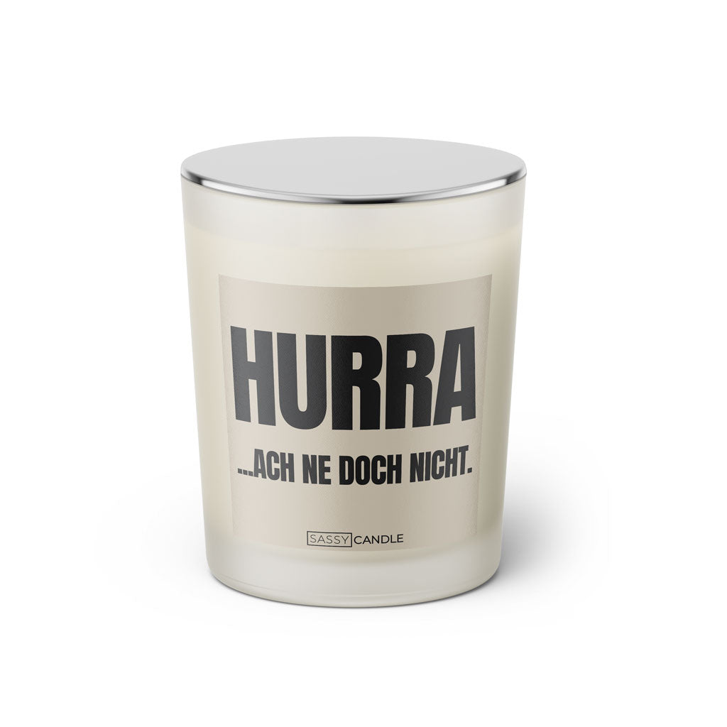 Duftkerze mit Spruch: HURRA... ach ne doch nicht. Farbe beige und schwarz von Sassy Candle.