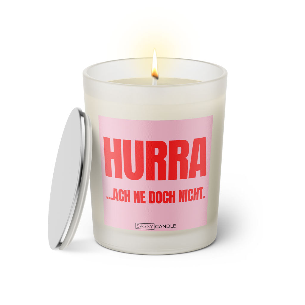 Duftkerze mit Spruch: HURRA... ach ne doch nicht. Farbe rosa und pink von Sassy Candle.