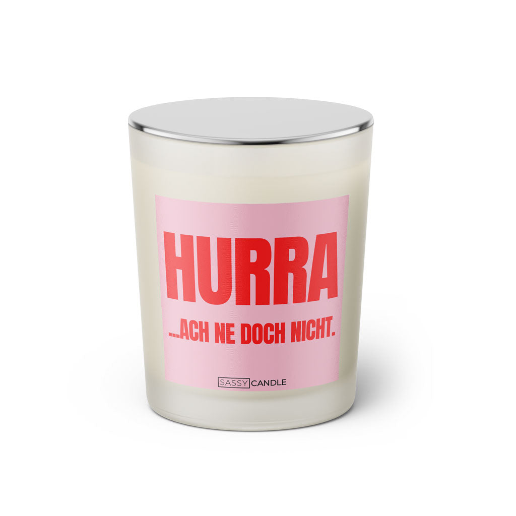 Duftkerze mit Spruch: HURRA... ach ne doch nicht. Farbe rosa und pink von Sassy Candle.
