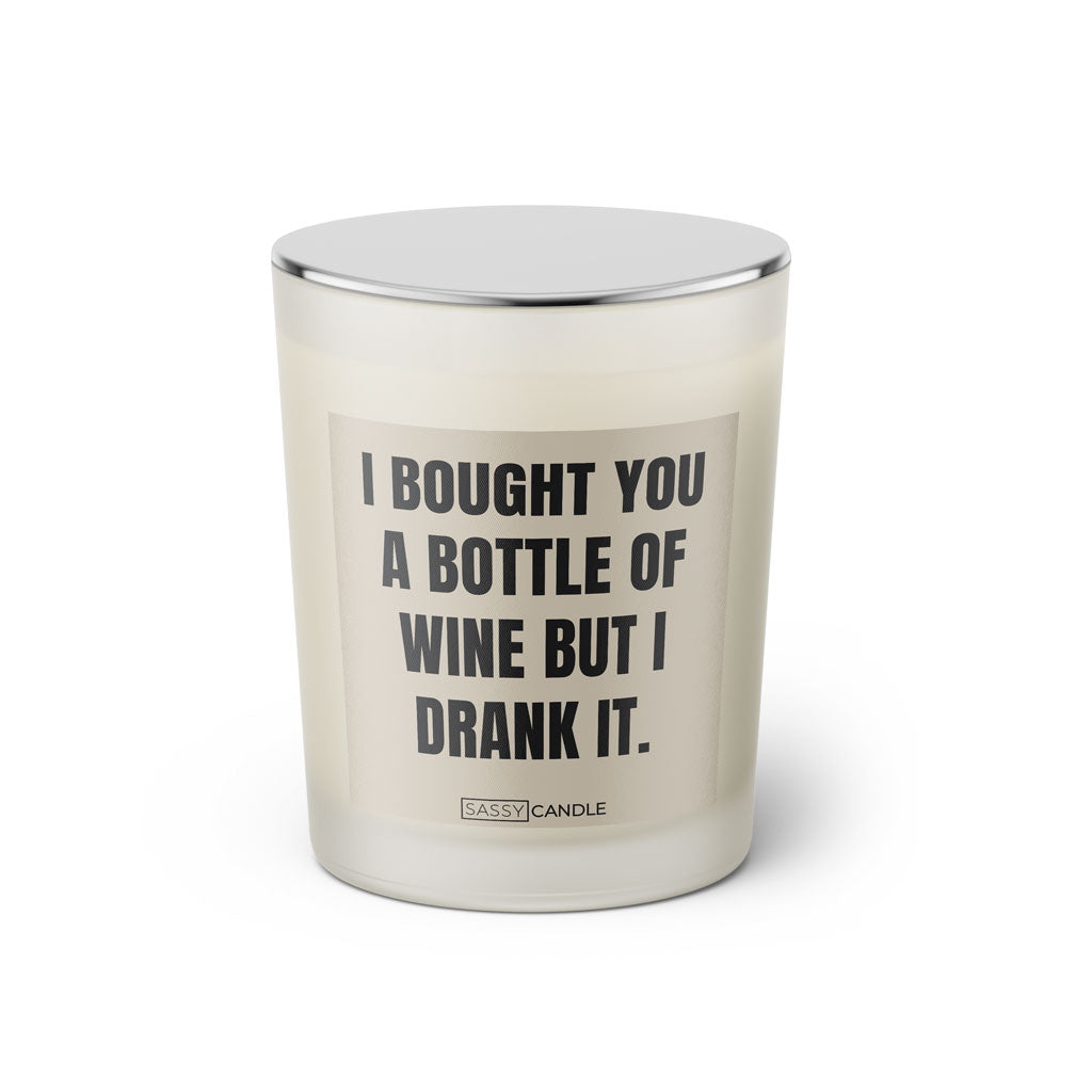 Duftkerze mit witzigem Spruch: I bought you a bottle of wine but I drank it. Farbe beige und schwarze Schrift. Kerzenglas mit silbernem geschlossenem Deckel von SassyCandle.