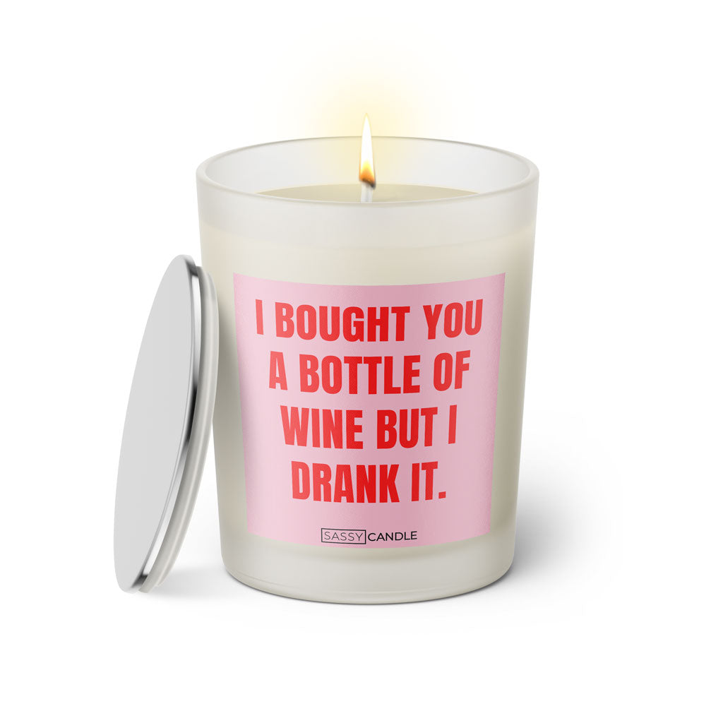 Duftkerze mit witzigem Spruch: I bought you a bottle of wine but I drank it. Farbe rosa und pinke Schrift. Kerzenglas mit silbernem Deckel von SassyCandle.