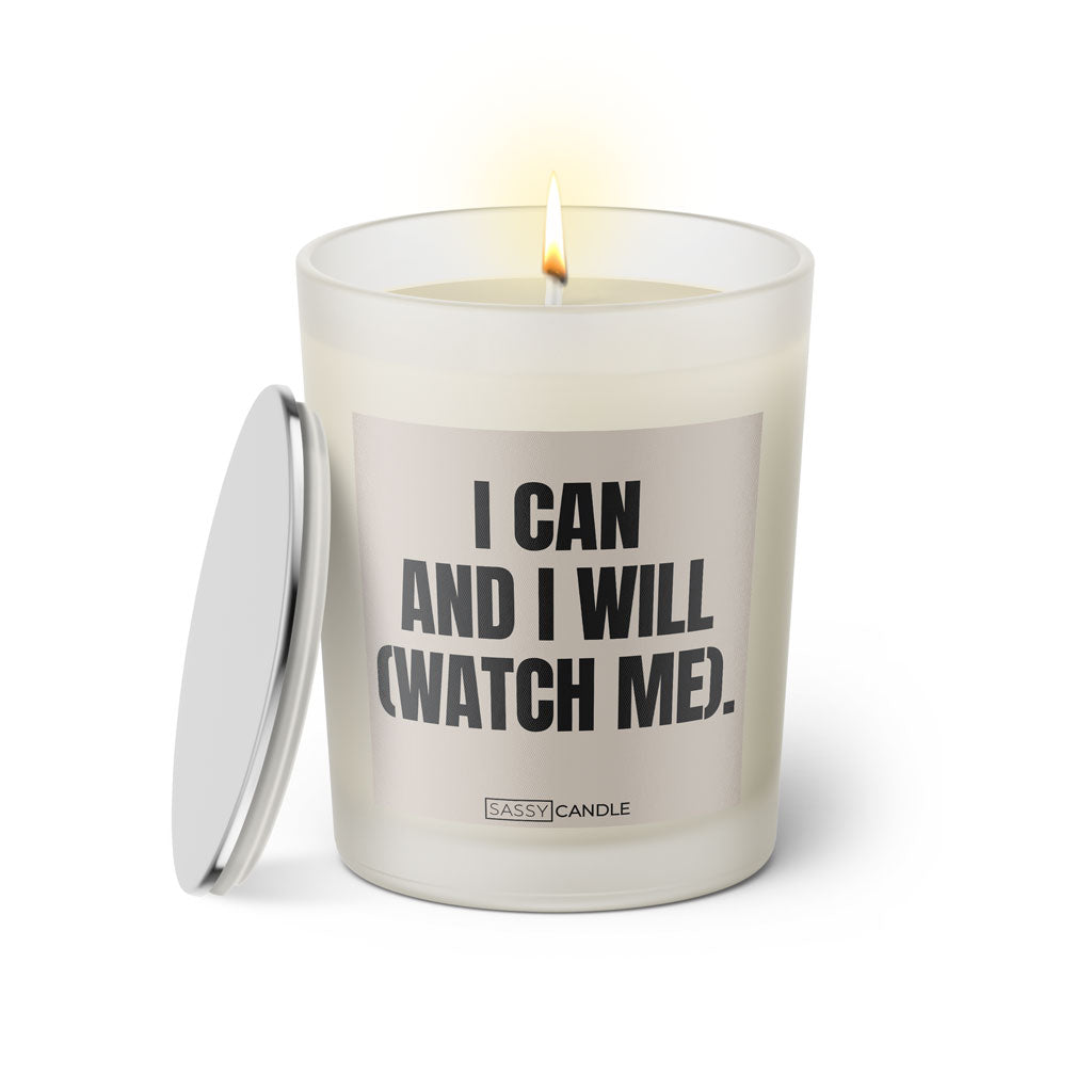 Duftkerze mit witzigen Spruch: I can and I will (watch me). Farbe beige und schwarz von Sassy Candle.