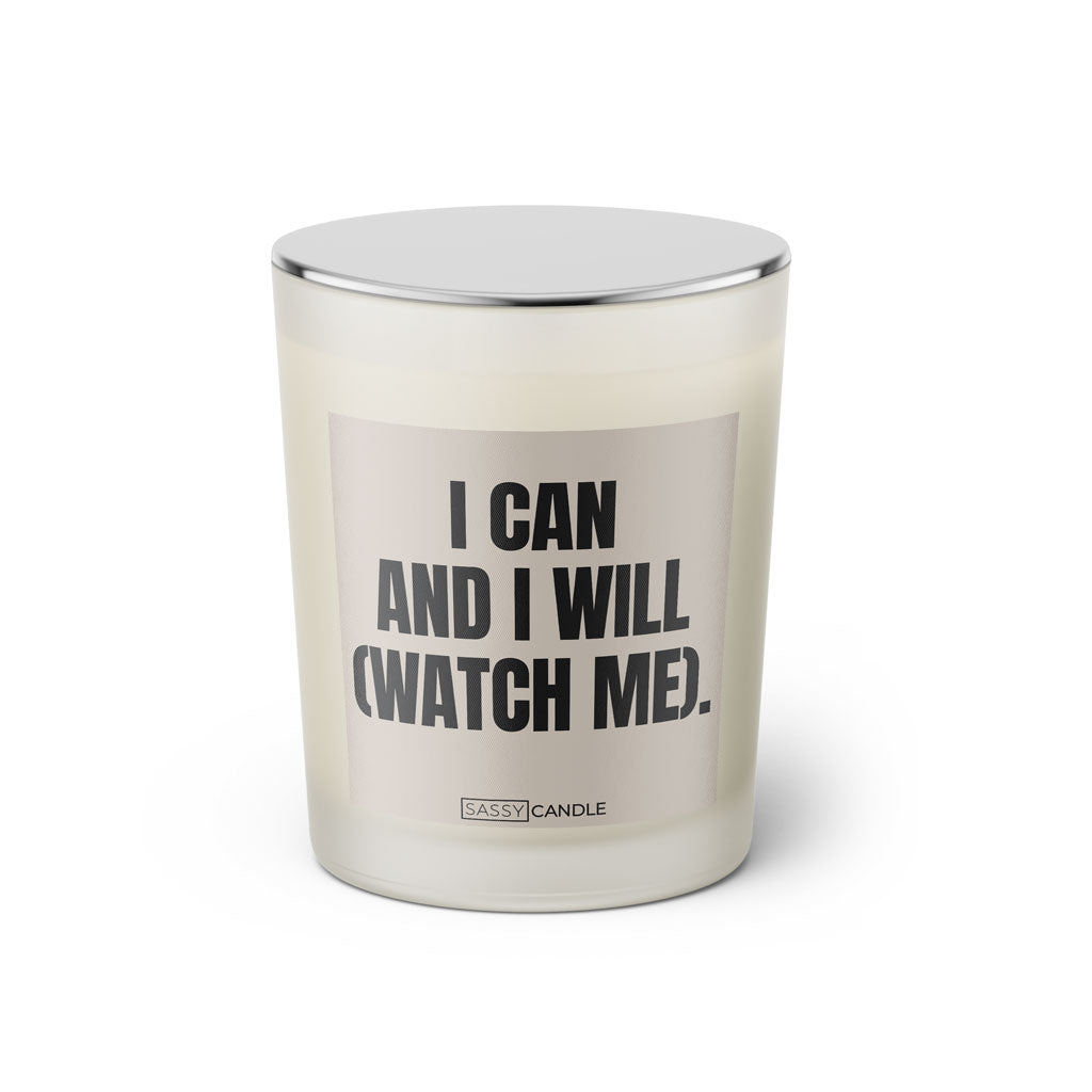 Duftkerze mit witzigen Spruch: I can and I will (watch me). Farbe beige und schwarz von Sassy Candle.