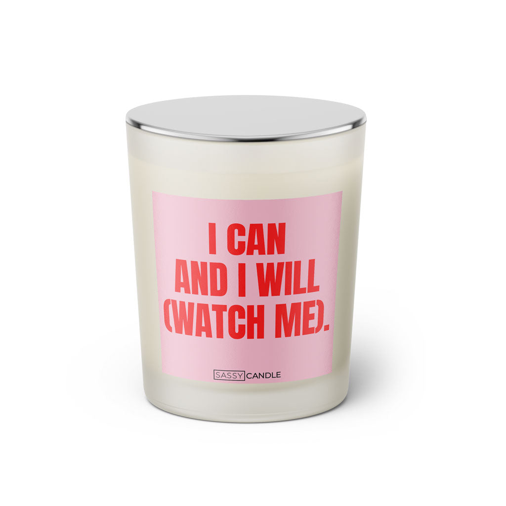 Duftkerze mit witzigen Spruch: I can and I will (watch me). Farbe rosa und pink von Sassy Candle.