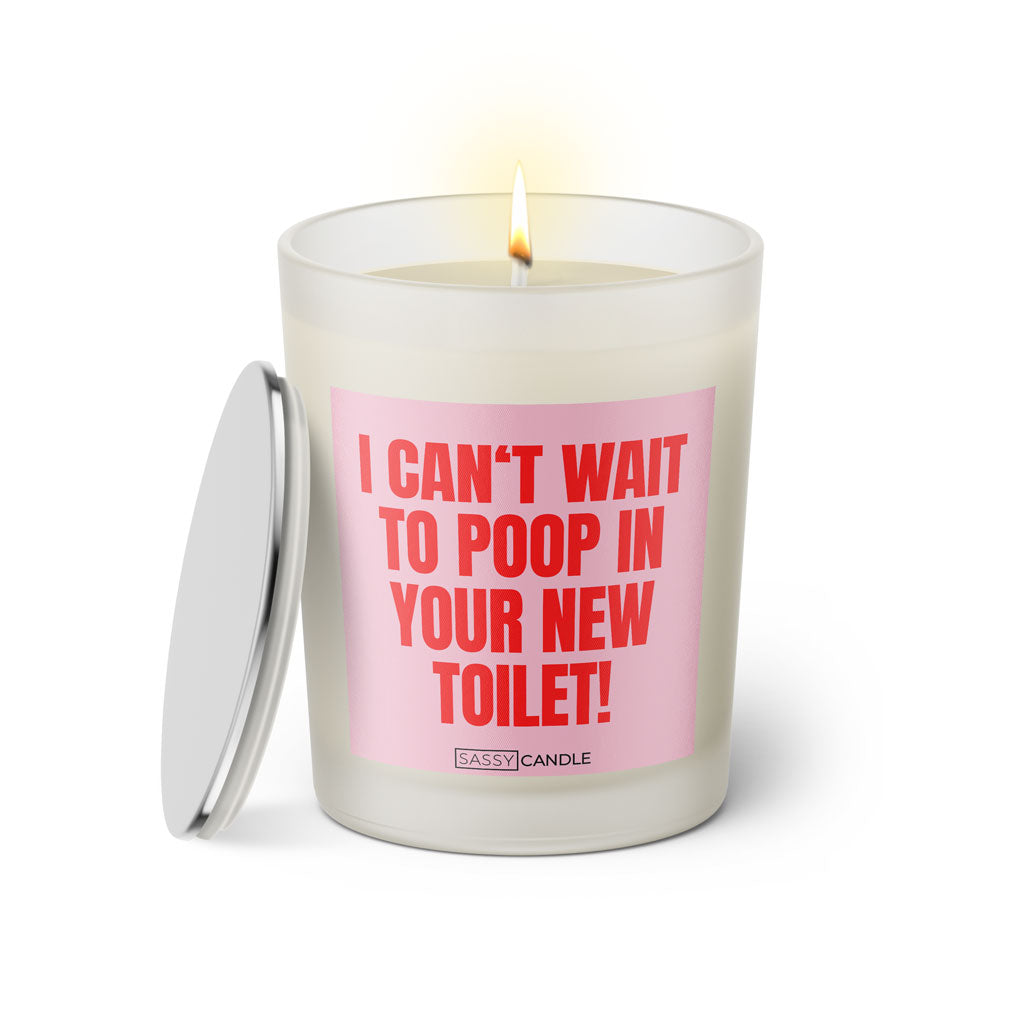 Duftkerze mit witzigen Spruch: I can't wait to poop in your new toilet! Farbe rosa und pink von Sassy Candle.