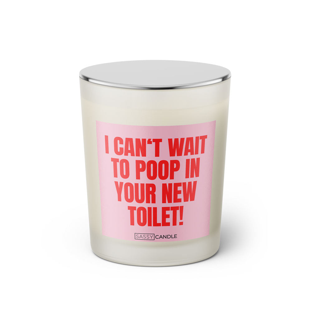 Duftkerze mit witzigen Spruch: I can't wait to poop in your new toilet! Farbe rosa und pink von Sassy Candle.