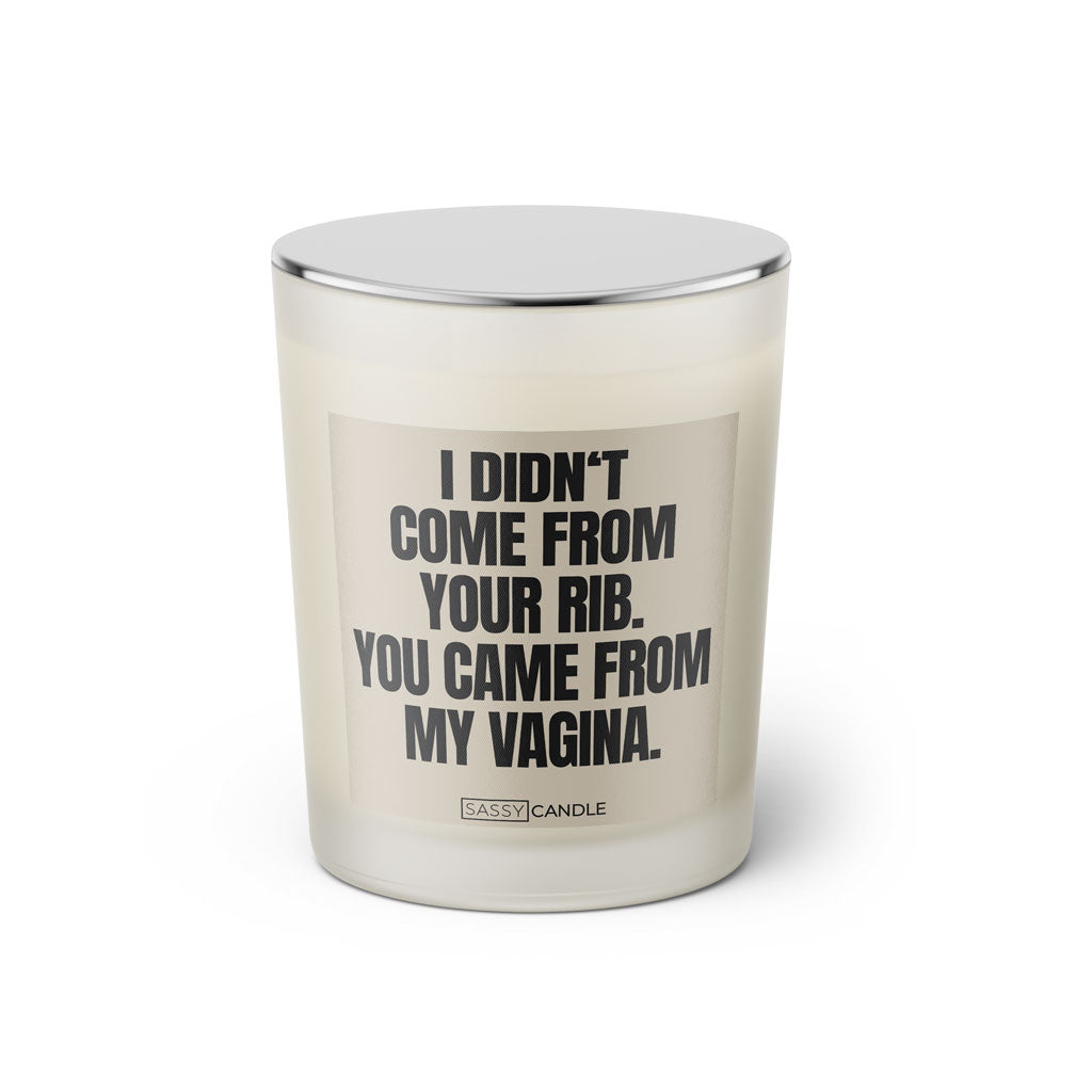 Duftkerze mit Spruch: I didn't come from your rib. You came from my vagina. Farbe beige und schwarz von Sassy Candle.