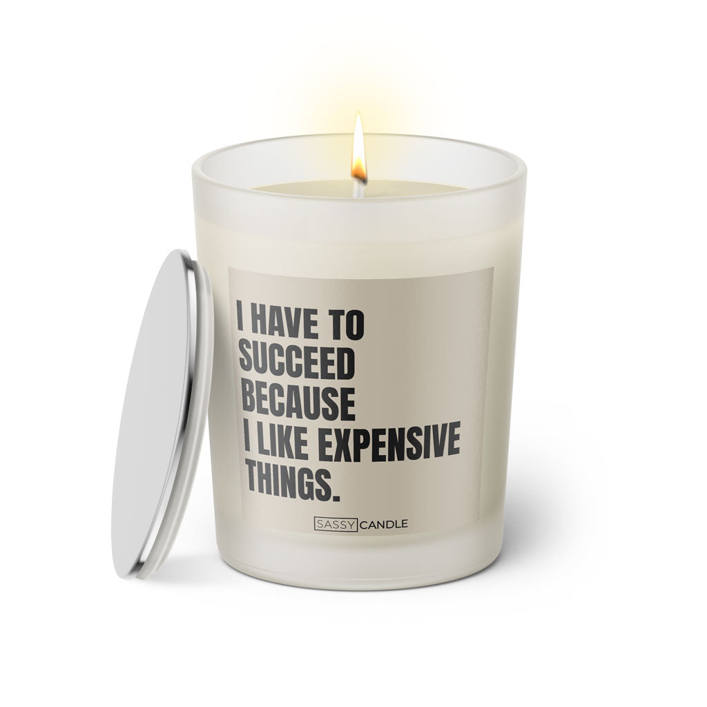Duftkerze mit witzigen Spruch: I have to succeed because I like expensive things. Kerzenglas mit silbernen Deckel von Sassy Candle. Farbe beige und nude.