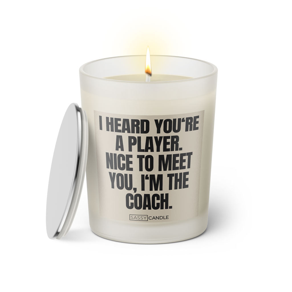 Duftkerze mit witzigen Spruch: I heard you're a player. Nice to meet you, I'm the Coach. Farbe beige und schwarz von Sassy Candle.