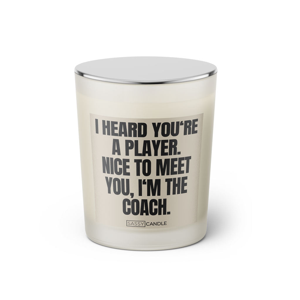 Duftkerze mit witzigen Spruch: I heard you're a player. Nice to meet you, I'm the Coach. Farbe beige und schwarz von Sassy Candle.