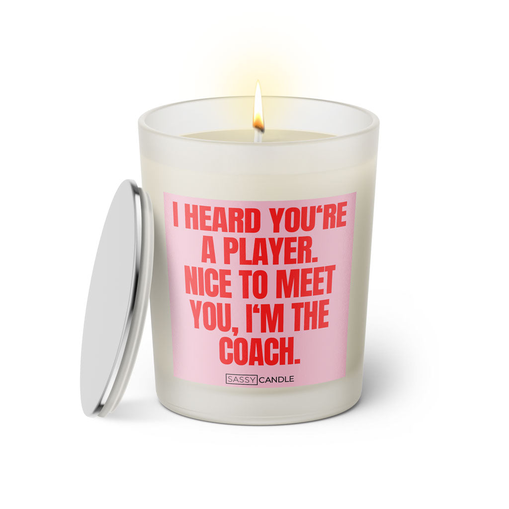 Duftkerze mit witzigen Spruch: I heard you're a player. Nice to meet you, I'm the Coach. Farbe rosa und pink von Sassy Candle.