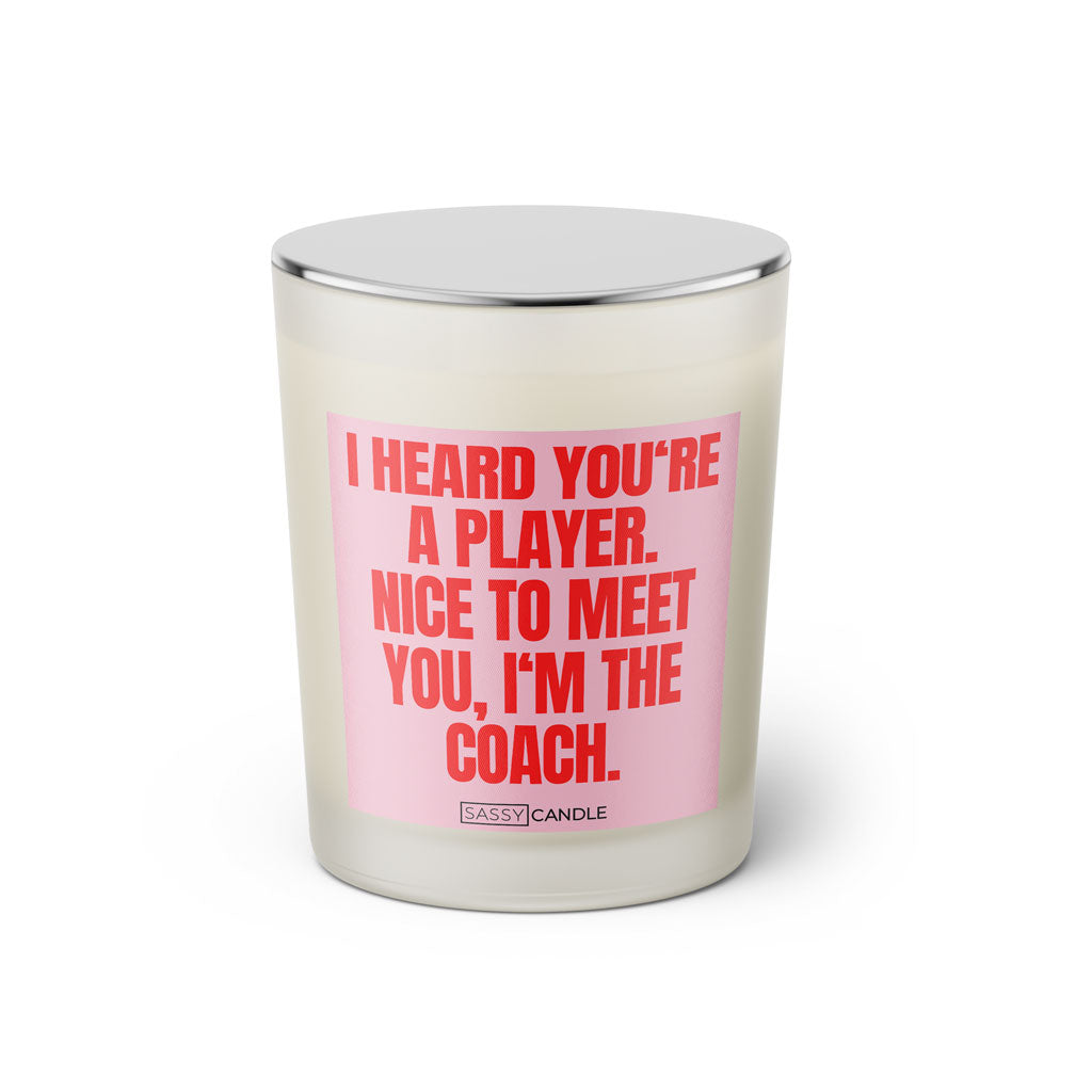 Duftkerze mit witzigen Spruch: I heard you're a player. Nice to meet you, I'm the Coach. Farbe rosa und pink von Sassy Candle.
