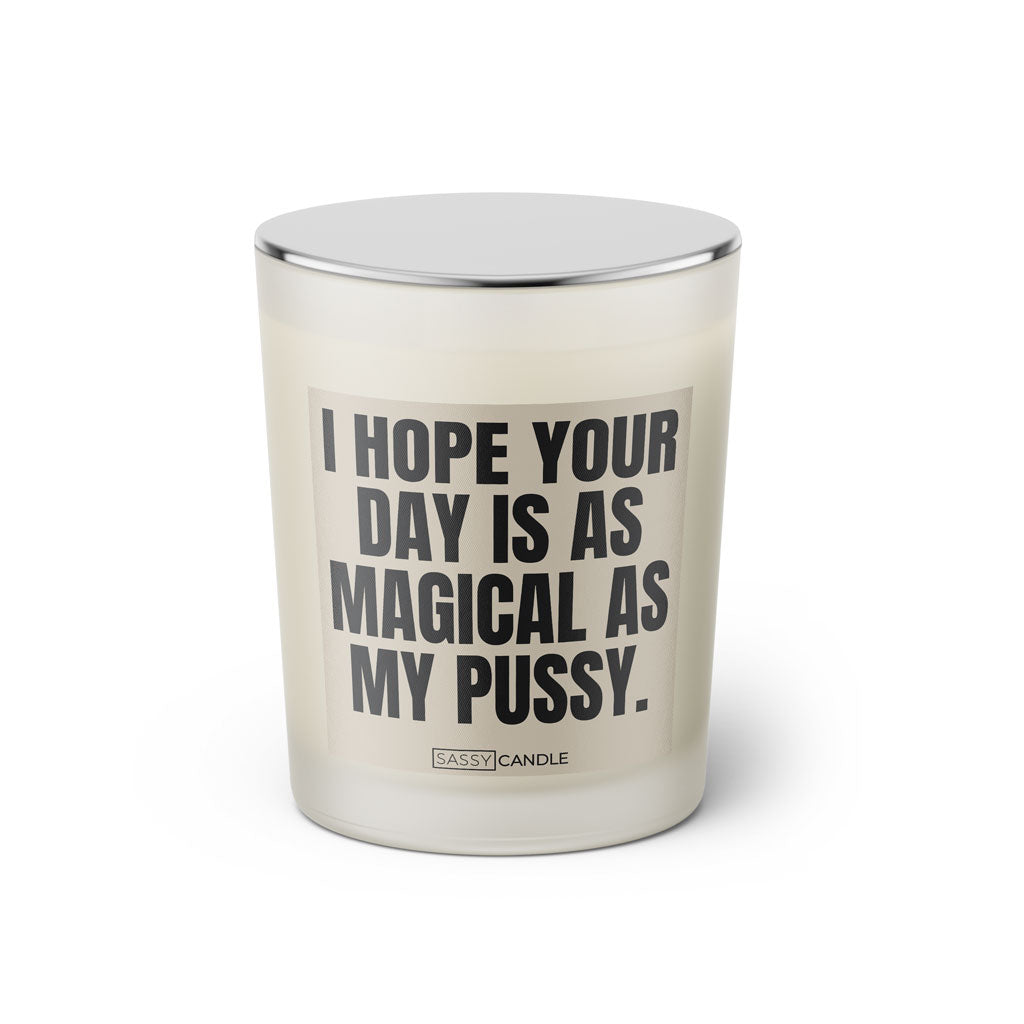 Duftkerze mit witzigem Spruch: I hope your day is as magical as my pussy. Farbe beige und schwarze Schrift. Kerzenglas mit silbernem geschlossenem Deckel von SassyCandle.