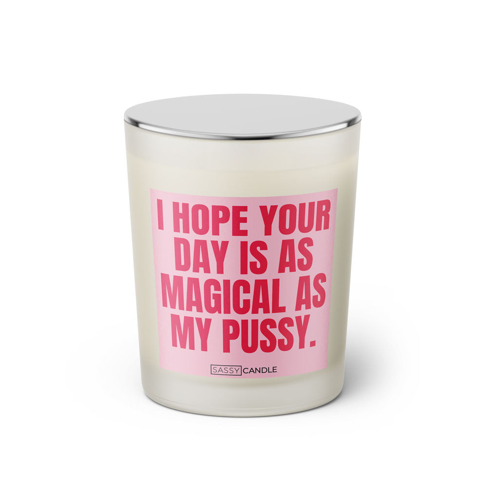 Duftkerze mit witzigem Spruch: I hope your day is as magical as my pussy. Farbe rosa und pinke Schrift. Kerzenglas mit silbernem geschlossenem Deckel von SassyCandle.