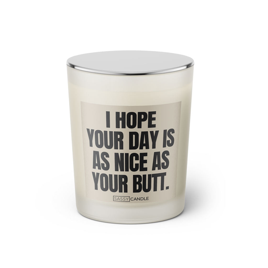 Duftkerze mit witzigen Spruch: I hope your day is as nice as your butt. Kerzenglas mit silbernen Deckel von Sassy Candle. Farbe beige und schwarz.