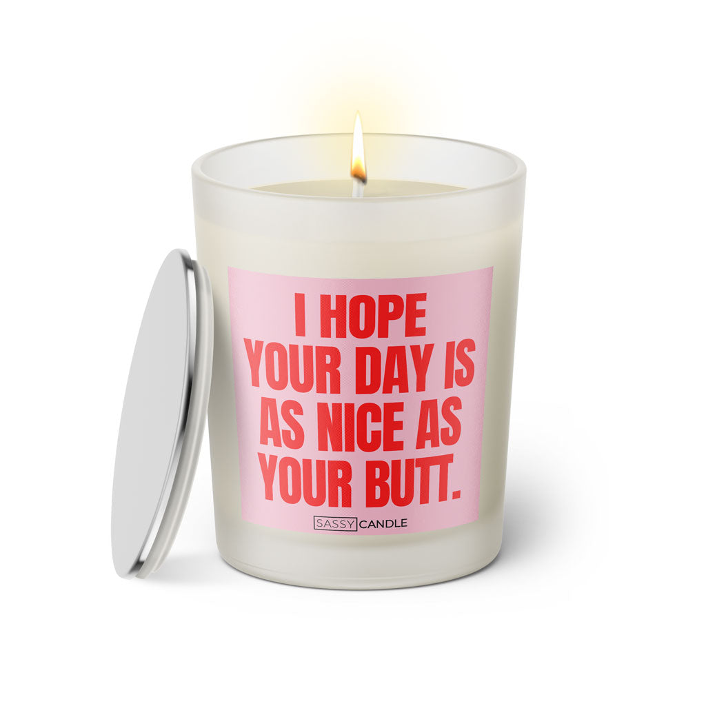 Duftkerze mit witzigen Spruch: I hope your day is as nice as your butt. Kerzenglas mit silbernen Deckel von Sassy Candle. Farbe rosa und pink.