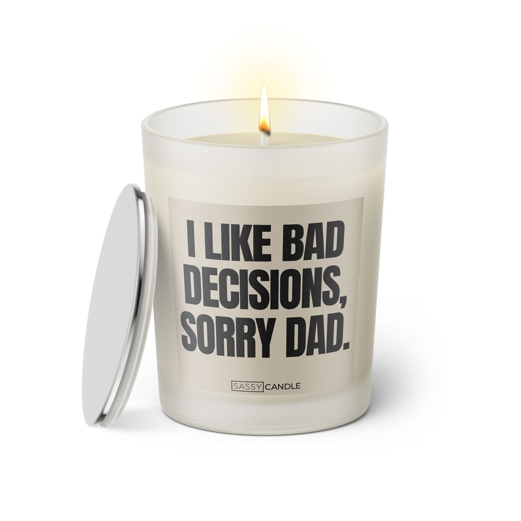 Duftkerze mit Spruch: I like bad decisions, sorry dad. Farbe beige und schwarz von Sassy Candle.