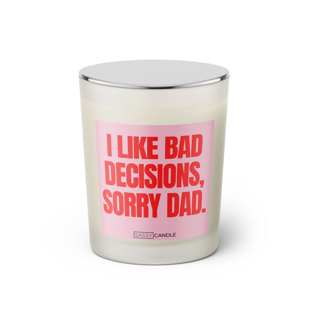 Duftkerze mit Spruch: I like bad decisions, sorry dad. Farbe rosa und pink von Sassy Candle.