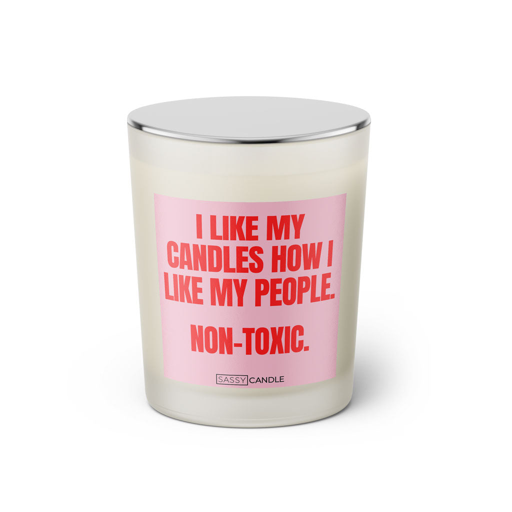 Duftkerze mit Spruch: I like my candles how I like my people. Non-Toxic. Farbe rosa und pink von Sassy Candle.