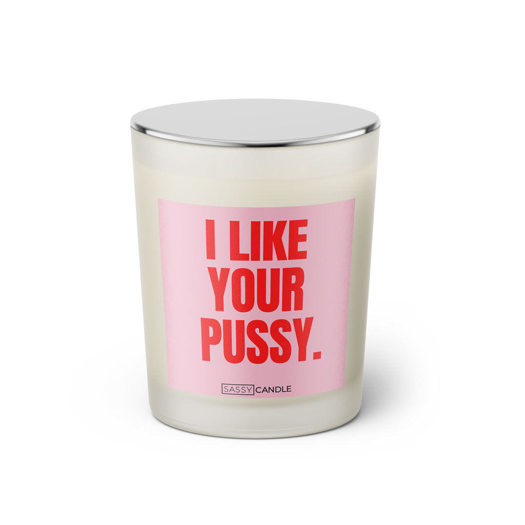 Duftkerze mit Spruch: I like your Pussy. Farbe rosa und pink von Sassy Candle.