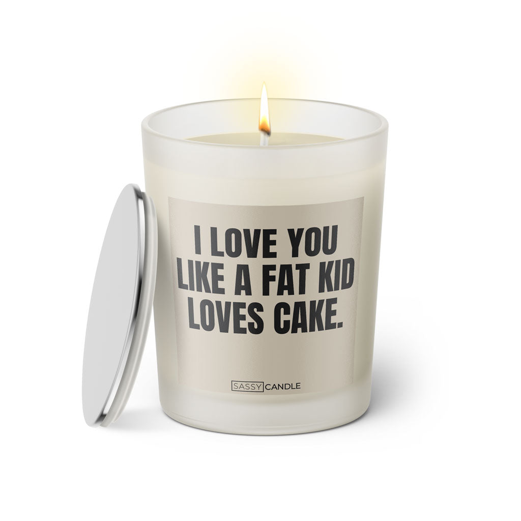 Duftkerze mit witzigem Spruch: I love you like a fat kid loves cake. Farbe beige und schwarze Schrift. Kerzenglas mit silbernem Deckel von SassyCandle.
