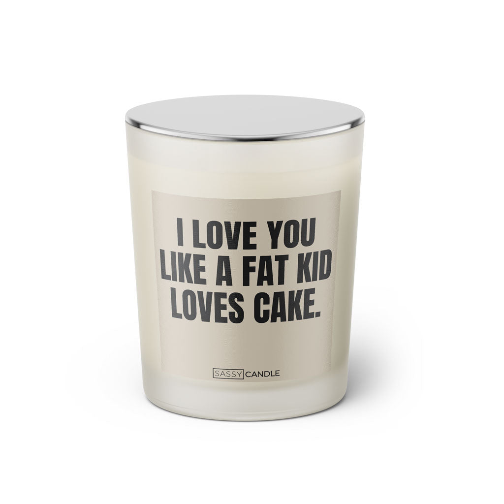 Duftkerze mit witzigem Spruch: I love you like a fat kid loves cake. Farbe beige und schwarze Schrift. Kerzenglas mit silbernem geschlossenem Deckel von SassyCandle.