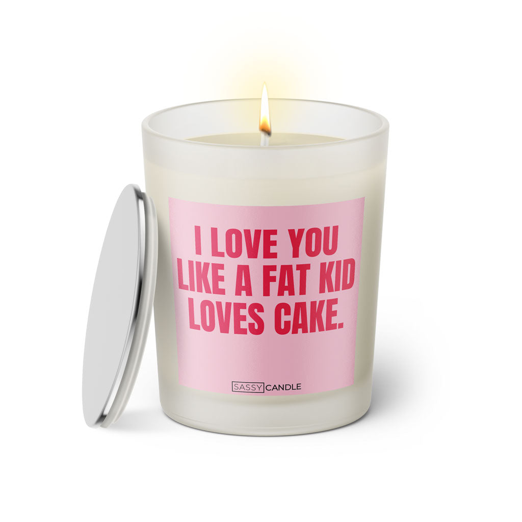 Duftkerze mit witzigem Spruch: I love you like a fat kid loves cake. Farbe rosa und pinke Schrift. Kerzenglas mit silbernem Deckel von SassyCandle.