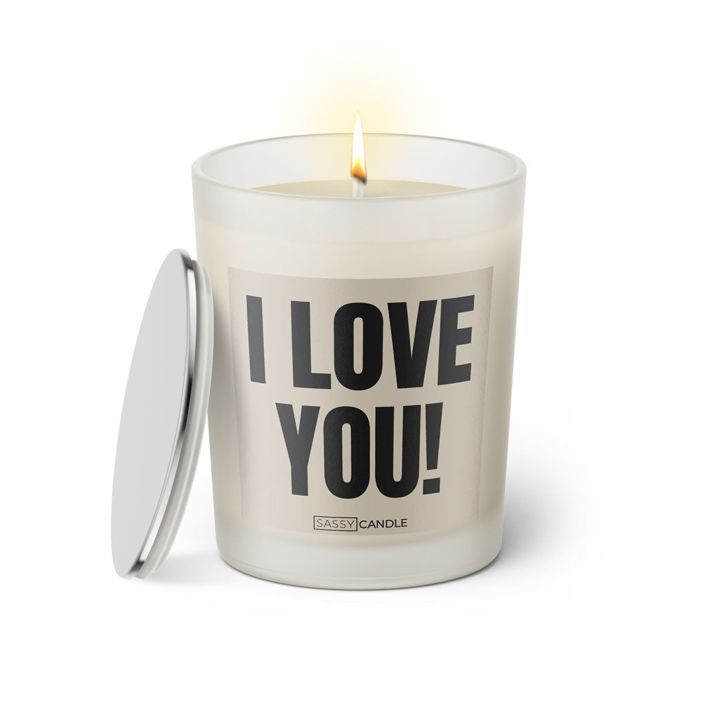 Duftkerze mit witzigem Spruch: I love you. Farbe beige und schwarze Schrift. Kerzenglas mit silbernem geschlossenem Deckel von SassyCandle.