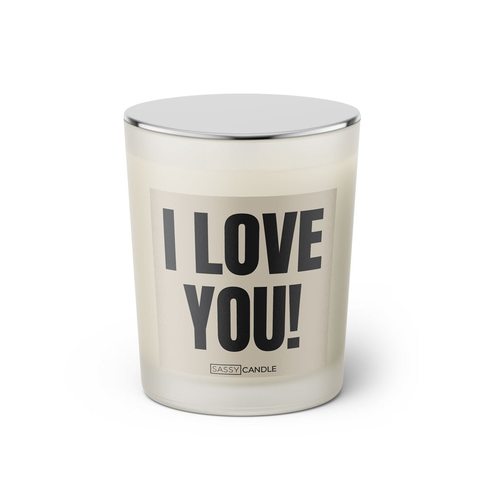 Duftkerze mit witzigem Spruch: I love you. Farbe beige und schwarze Schrift. Kerzenglas mit silbernem geschlossenem Deckel von SassyCandle.