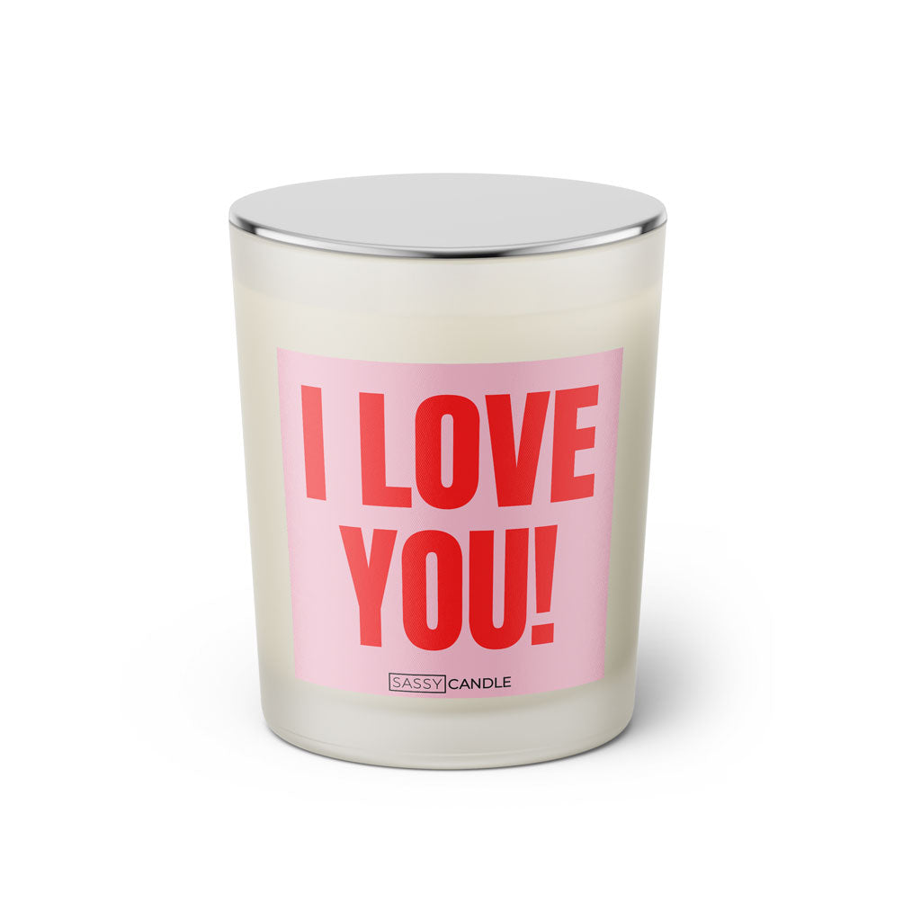 Duftkerze mit witzigem Spruch: I love you. Farbe rosa und pinke Schrift. Kerzenglas mit silbernem geschlossenem Deckel von SassyCandle.