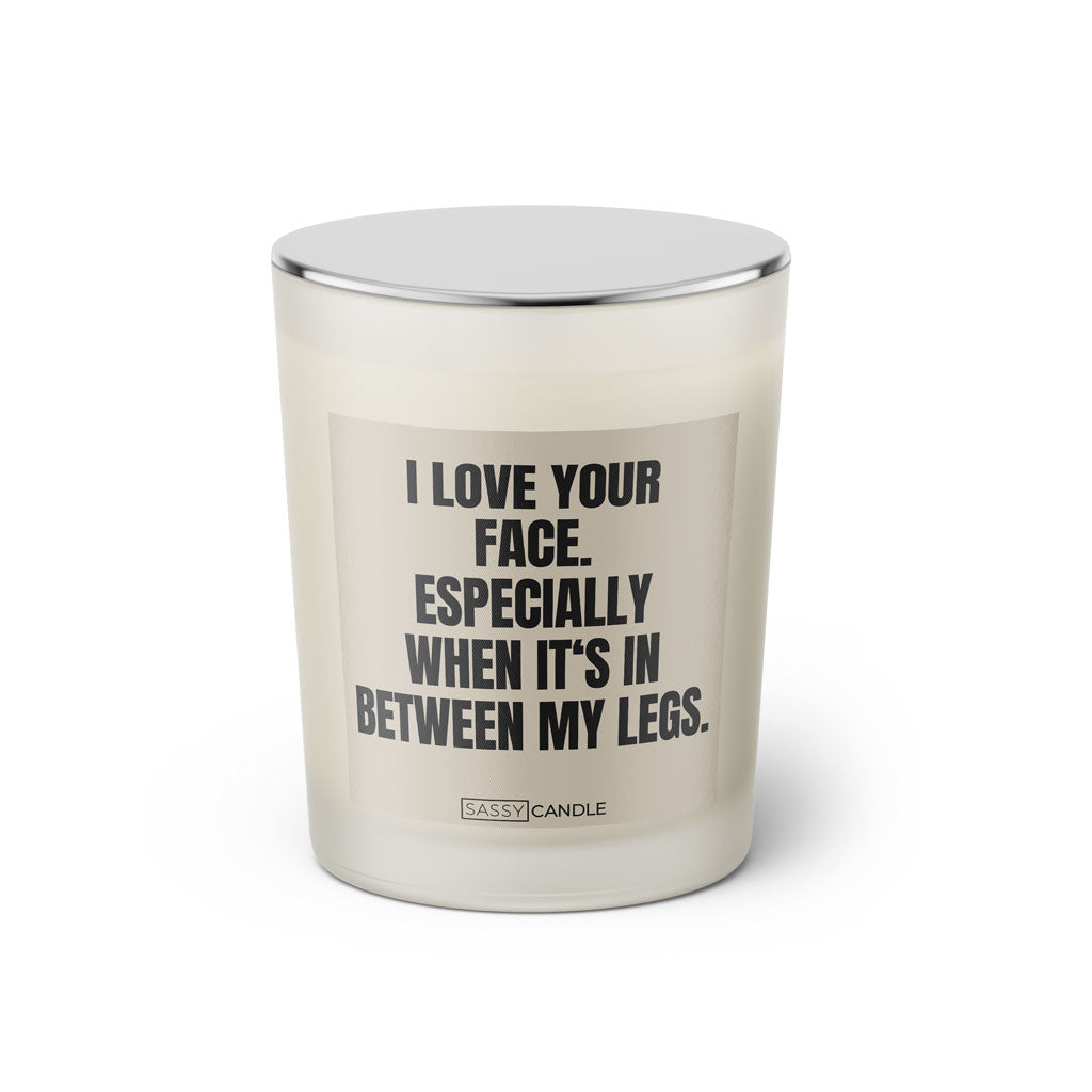 Duftkerze mit Spruch: I love your face. Especially when it's in between my legs. Farbe beige und schwarz von Sassy Candle.