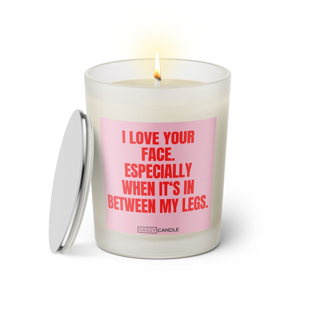 Duftkerze mit Spruch: I love your face. Especially when it's in between my legs. Farbe rosa und pink von Sassy Candle.