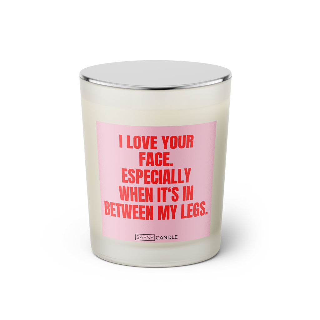 Duftkerze mit Spruch: I love your face. Especially when it's in between my legs. Farbe rosa und pink von Sassy Candle.