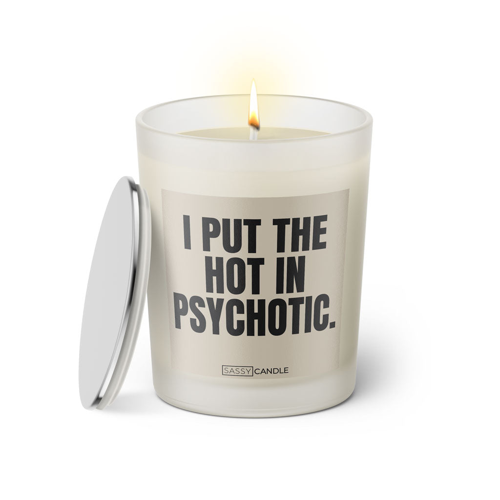 Duftkerze mit witzigem Spruch: I put the Hot in Psychotic. Farbe beige und schwarze Schrift. Kerzenglas mit silbernem Deckel von SassyCandle.