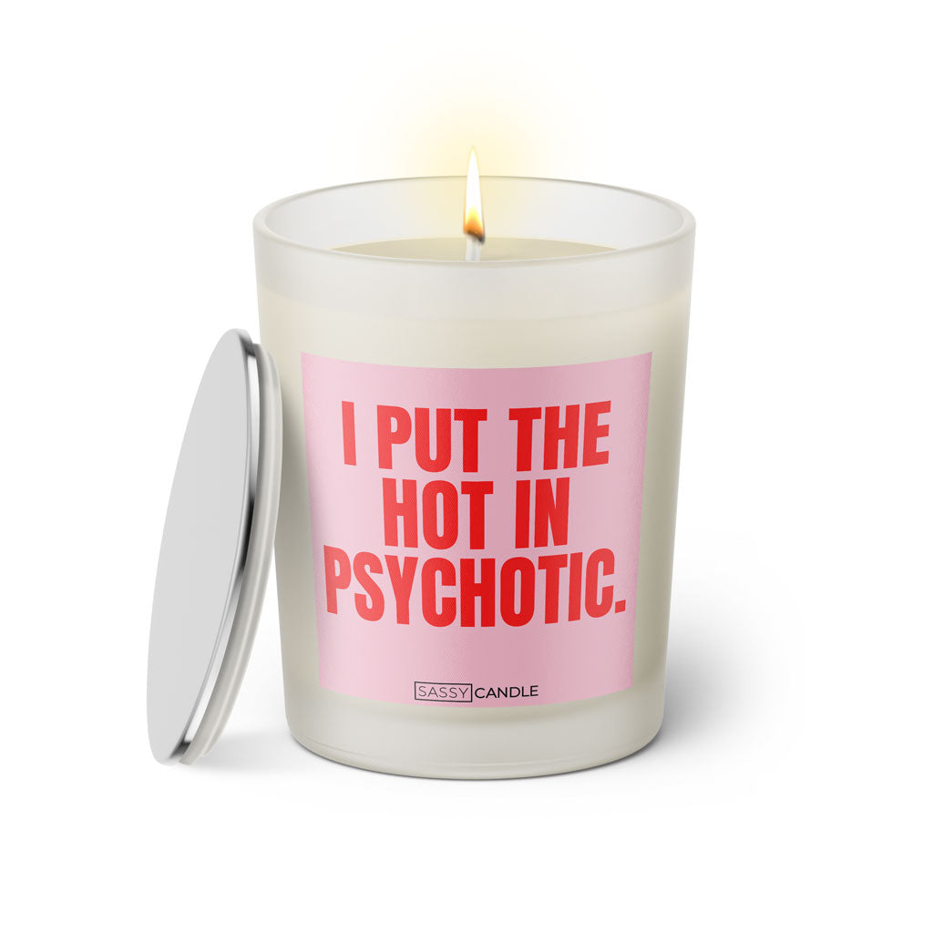 Duftkerze mit witzigem Spruch: I put the Hot in Psychotic. Farbe rosa und pinke Schrift. Kerzenglas mit silbernem Deckel von SassyCandle.
