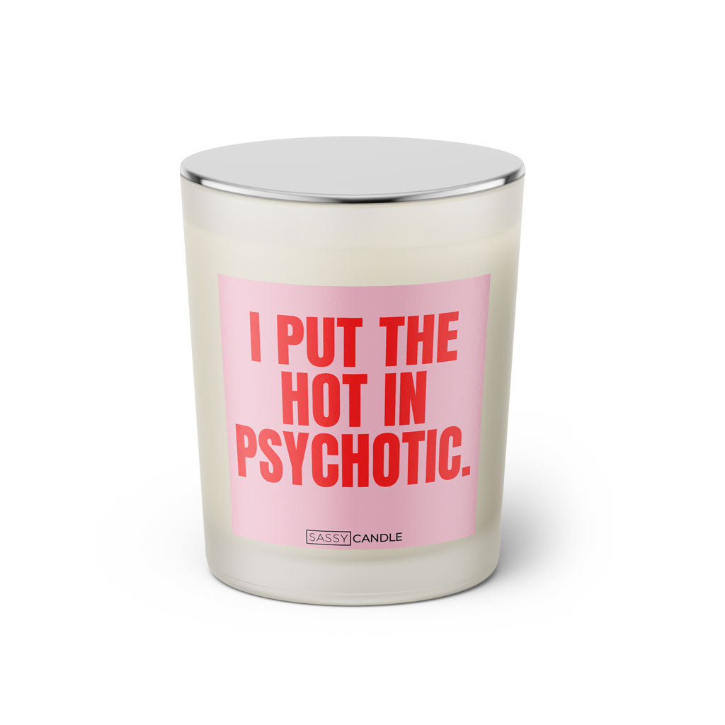 Duftkerze mit witzigem Spruch: I put the Hot in Psychotic. Farbe rosa und pinke Schrift. Kerzenglas mit silbernem geschlossenem Deckel von SassyCandle.