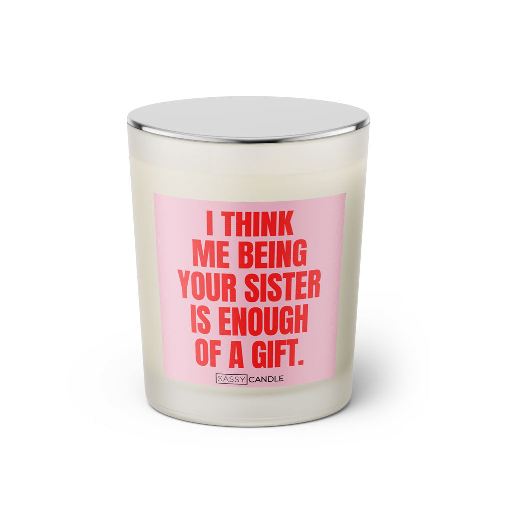 Duftkerze mit witzigen Spruch: I think me being your sister is enough of a gift. Kerzenglas mit Deckel von Sassy Candle. Farbe rosa und pink.