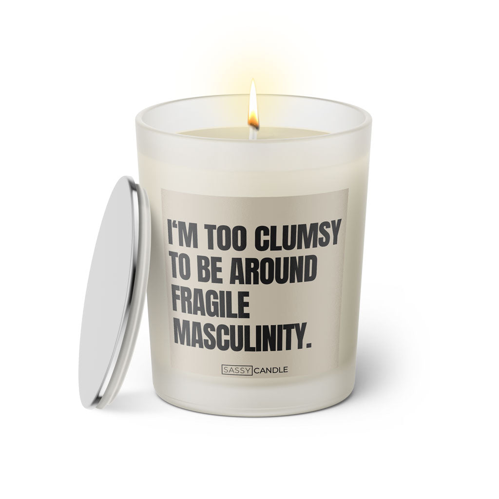 Duftkerze mit witzigen Spruch: I'm too clumsy to be around fragile masculinity. Kerzenglas mit silbernen Deckel von Sassy Candle. Farbe beige und schwarz.