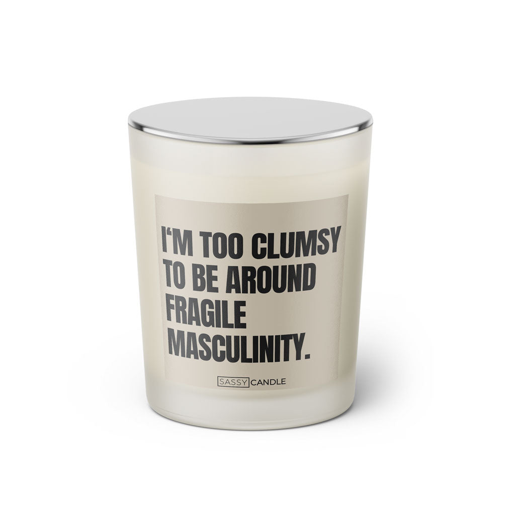 Duftkerze mit witzigen Spruch: I'm too clumsy to be around fragile masculinity. Kerzenglas mit silbernen Deckel von Sassy Candle. Farbe beige und schwarz.