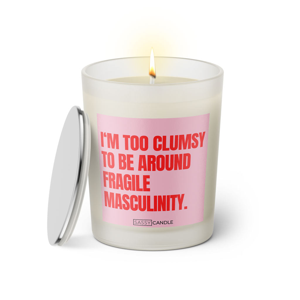 Duftkerze mit witzigen Spruch: I'm too clumsy to be around fragile masculinity. Kerzenglas mit silbernen Deckel von Sassy Candle. Farbe pink und rosa.