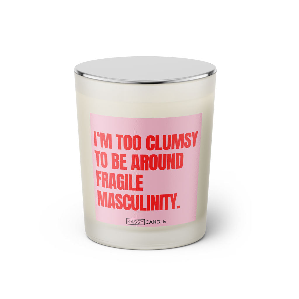 Duftkerze mit witzigen Spruch: I'm too clumsy to be around fragile masculinity. Kerzenglas mit silbernen Deckel von Sassy Candle. Farbe pink und rosa.