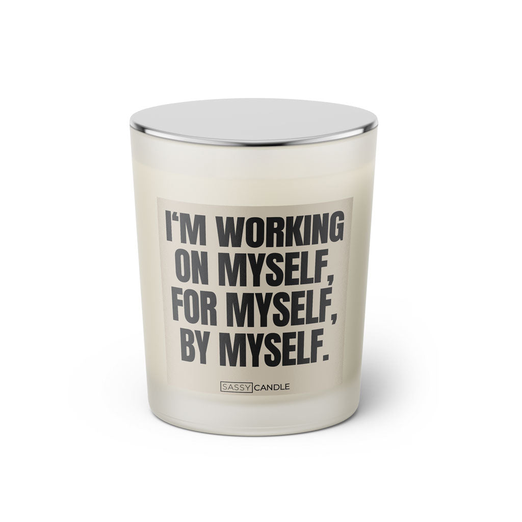 Duftkerze mit witzigen Spruch: I'm working on myself, for myself, by myself. Farbe beige und schwarz von Sassy Candle.