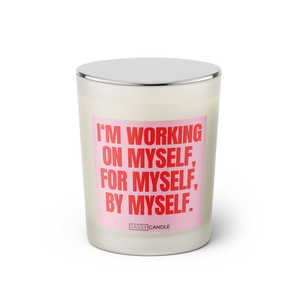 Duftkerze mit witzigen Spruch: I'm working on myself, for myself, by myself. Farbe rosa und pink von Sassy Candle.
