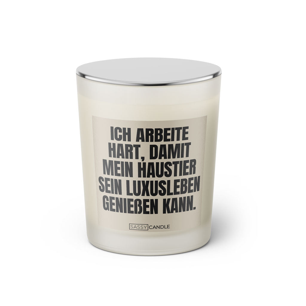 Duftkerze mit witzigen Spruch: Ich arbeite hart, damit mein Haustier sein Luxusleben genießen kann. Farbe beige und schwarz von Sassy Candle.